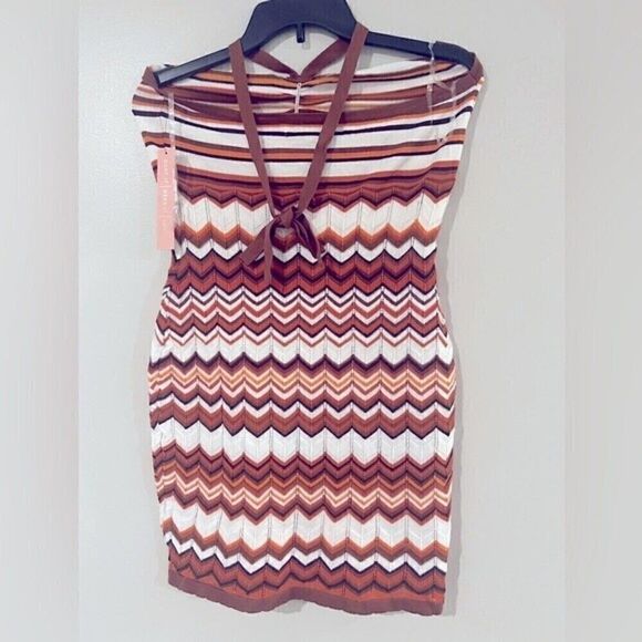 CRAVE FAME
Juniors' Halter Zig Zag Dress size Meduim - Picture 5 of 6